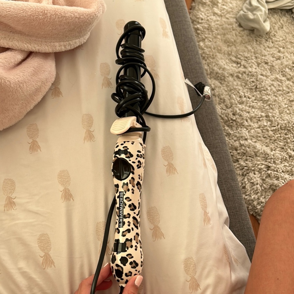 Beachwaver curler 1 inch barrel. Cheetah print.